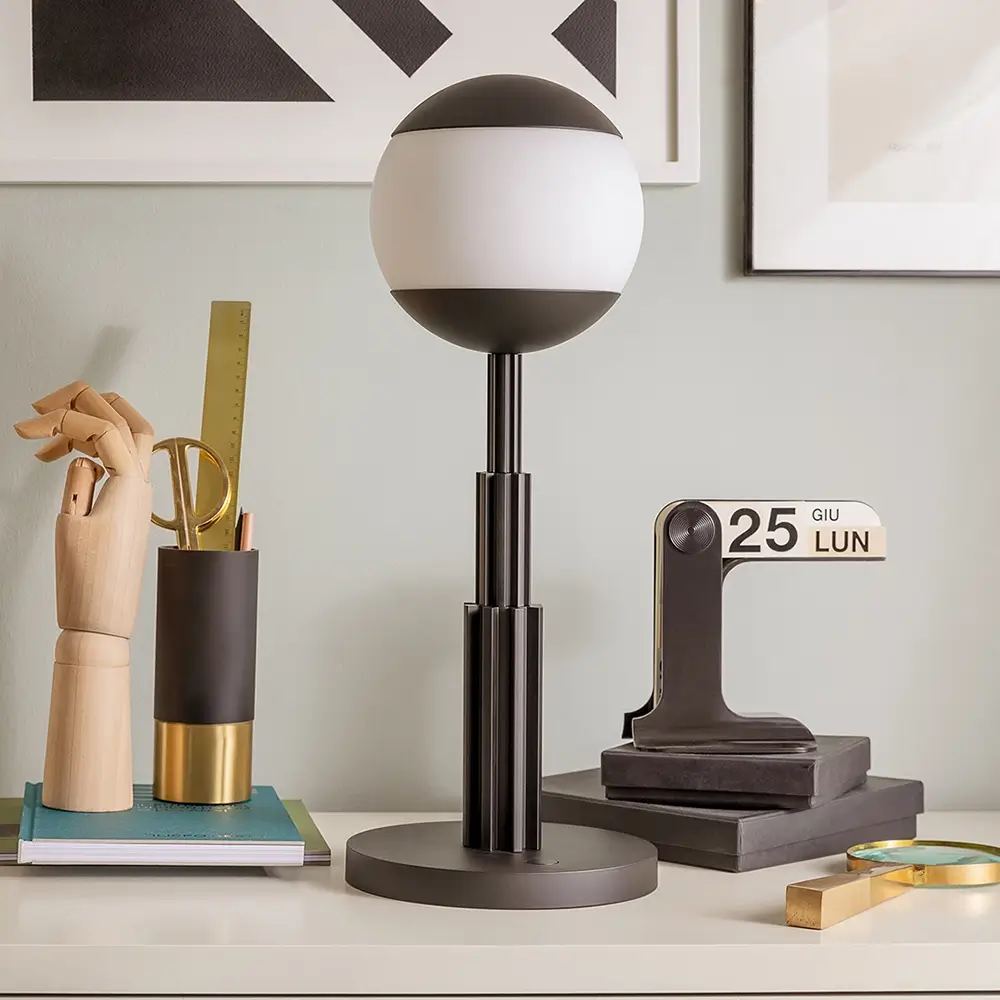 AR04 Table Lamp