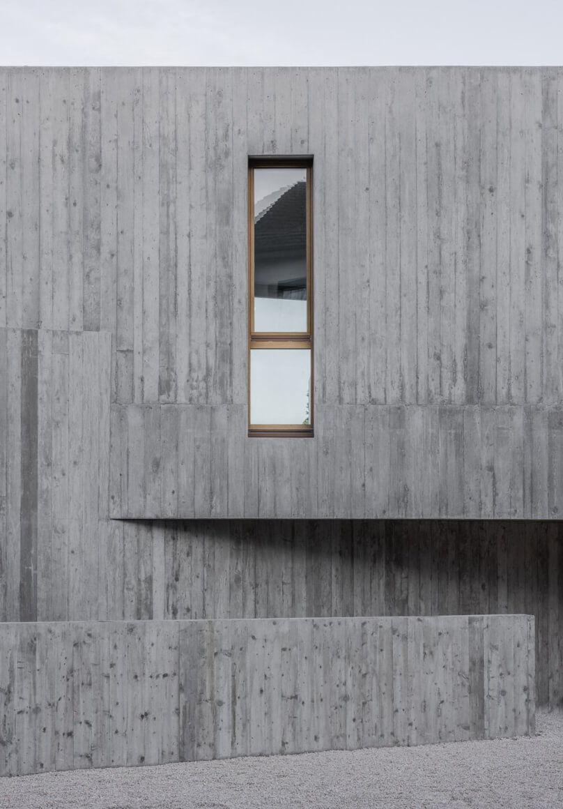 KohlerStraumann designs a concrete apartment building that seems monolithic and elegant at the