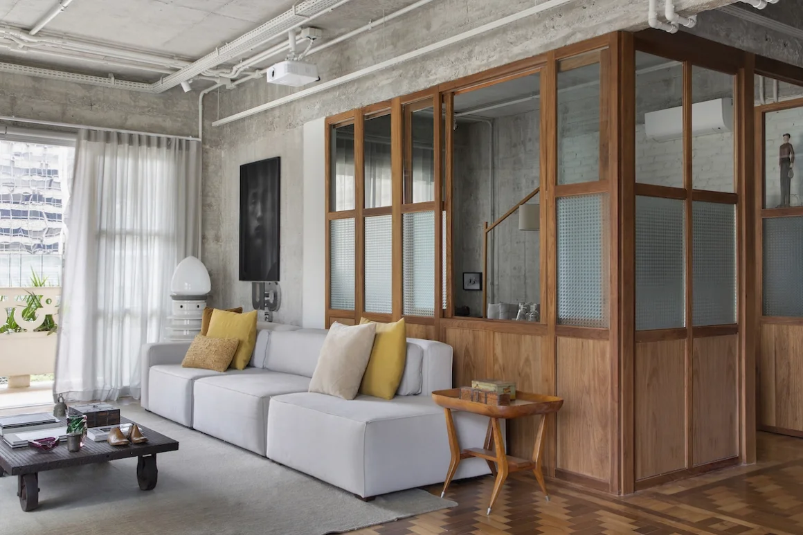 Memola Estudio e Vitor Penha completano la ristrutturazione di un appartamento brasiliano, riorganizzando gli spazi e creando uno sfondo neutro ed espressivo per esporre le opere d’arte del proprietario