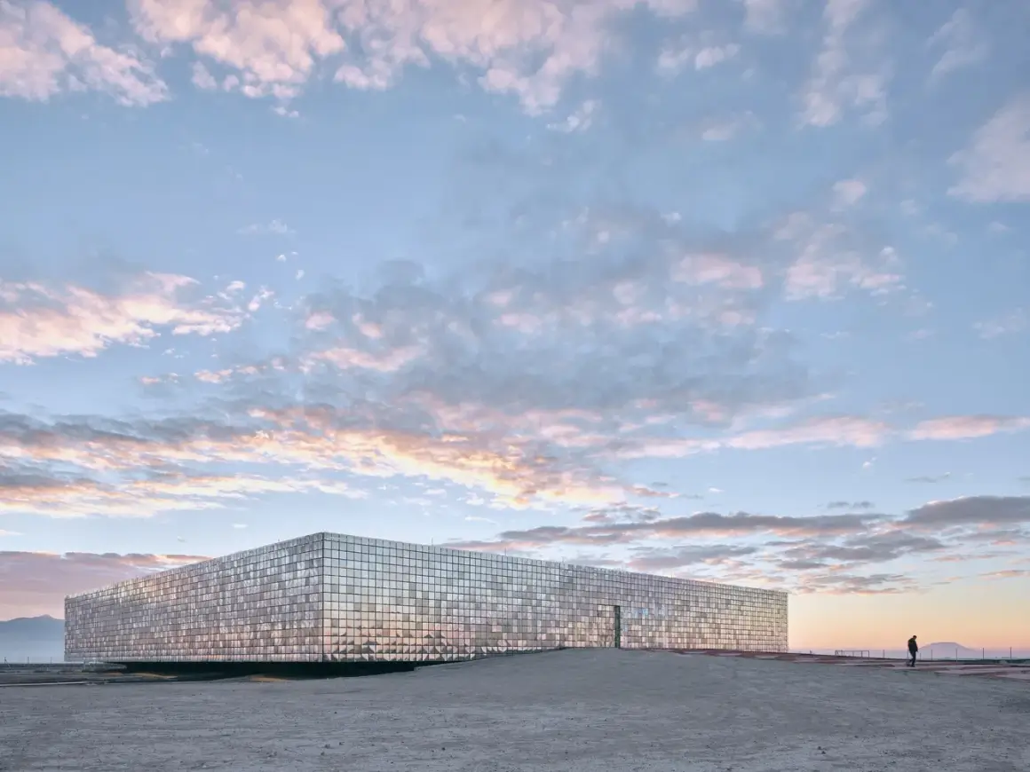 Bilgin Architects, Türkiye'nin Enerji Kontrol Merkezini parıldayan çelik panellerle kaplayarak büyüleyici, modern bir mimari ifade yaratıyor