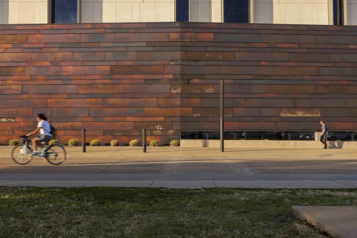 Outline Column Light | 2024