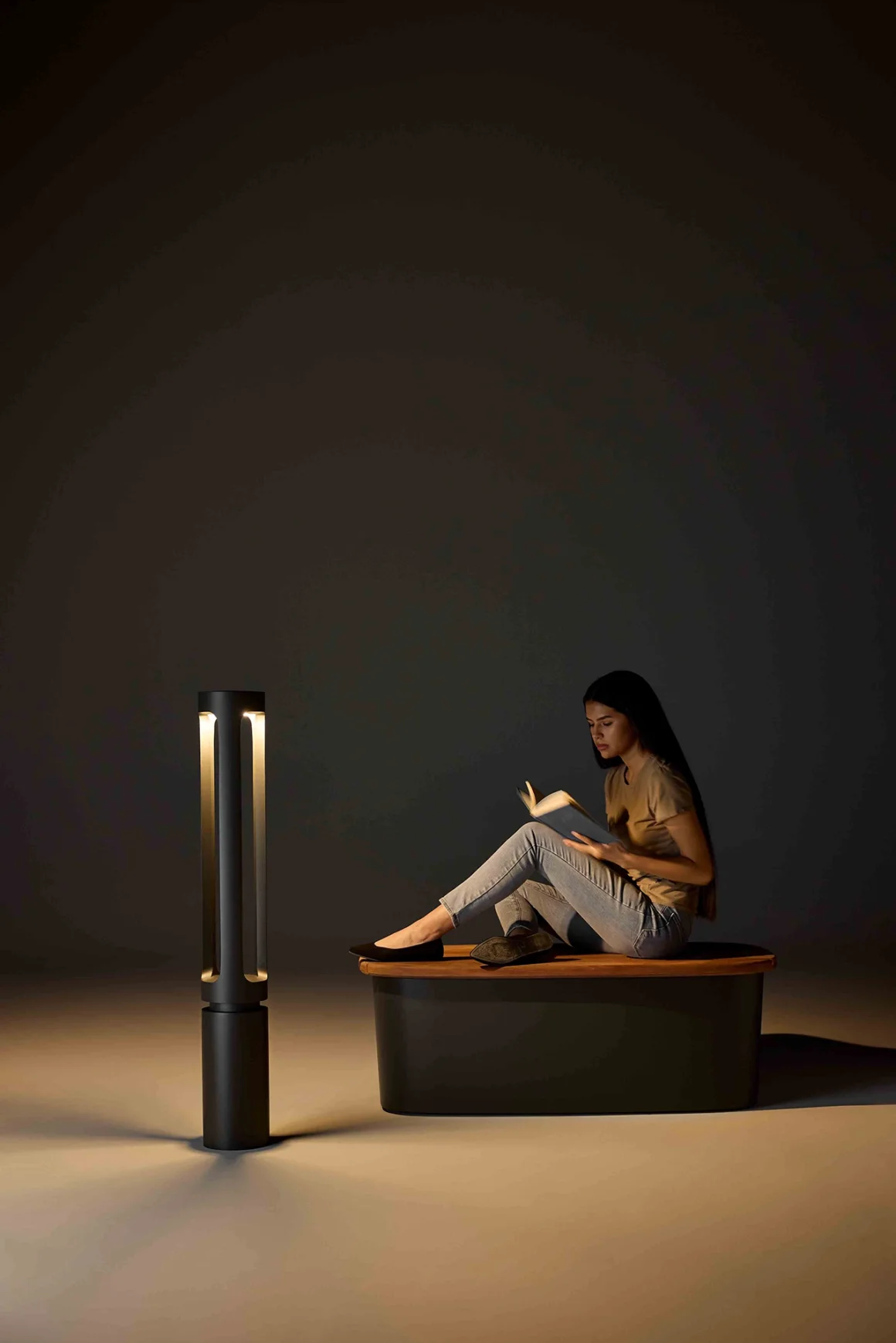 Outline Column Light | 2024